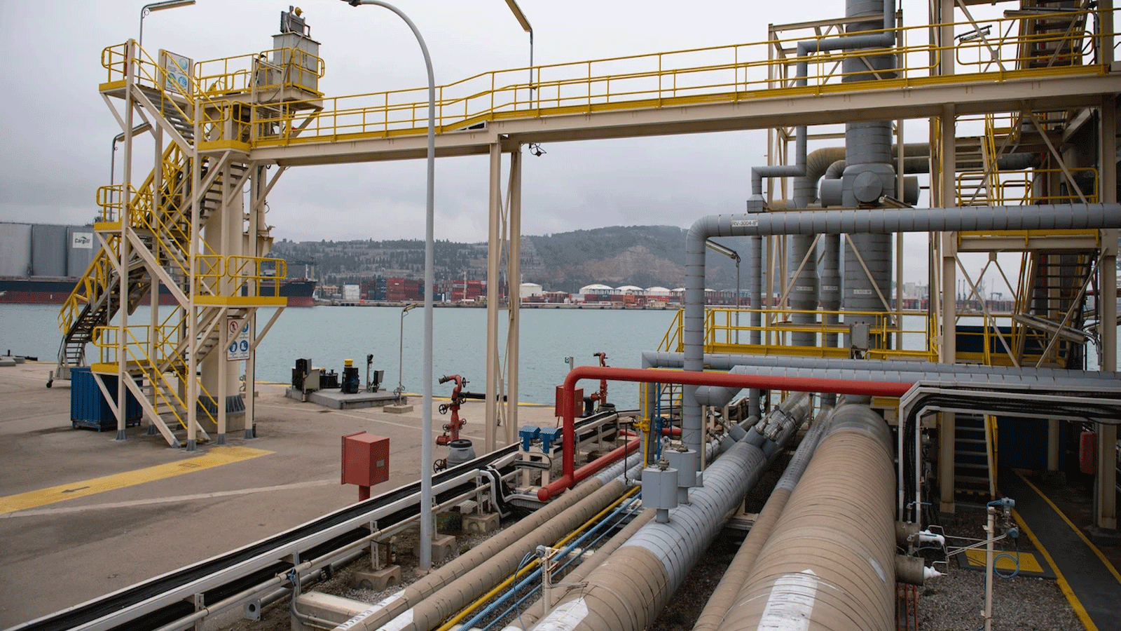 خطوط أنابيب الغاز في مصنع Enagás لإعادة تحويل الغاز الطبيعي المسال إلى غاز، وهو الأقدم في أوروبا القارية، في ميناء برشلونة في 29 آذار\مارس22