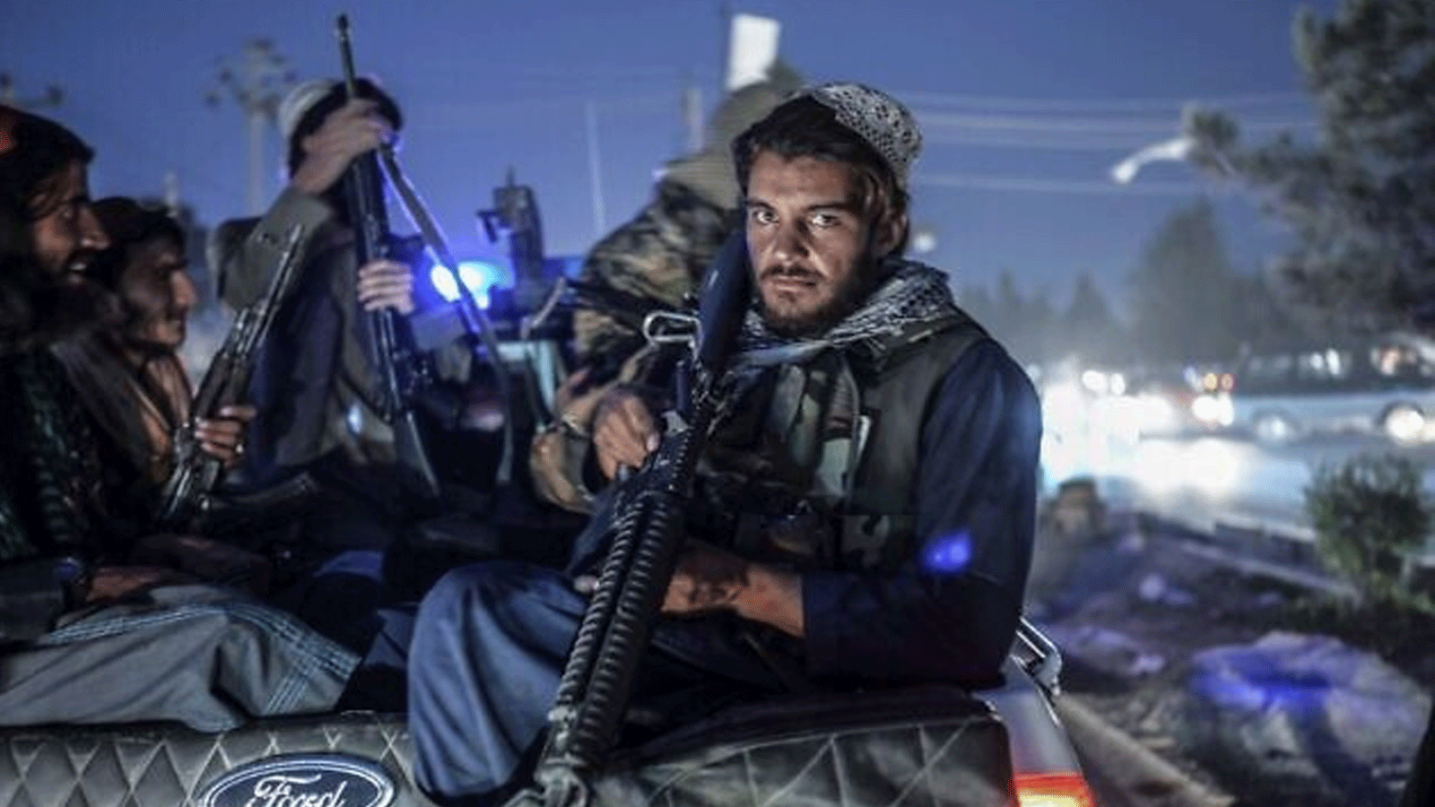 شاحنة تقل عناصر من حركة طالبان يقومون بدورية في العاصمة كابول