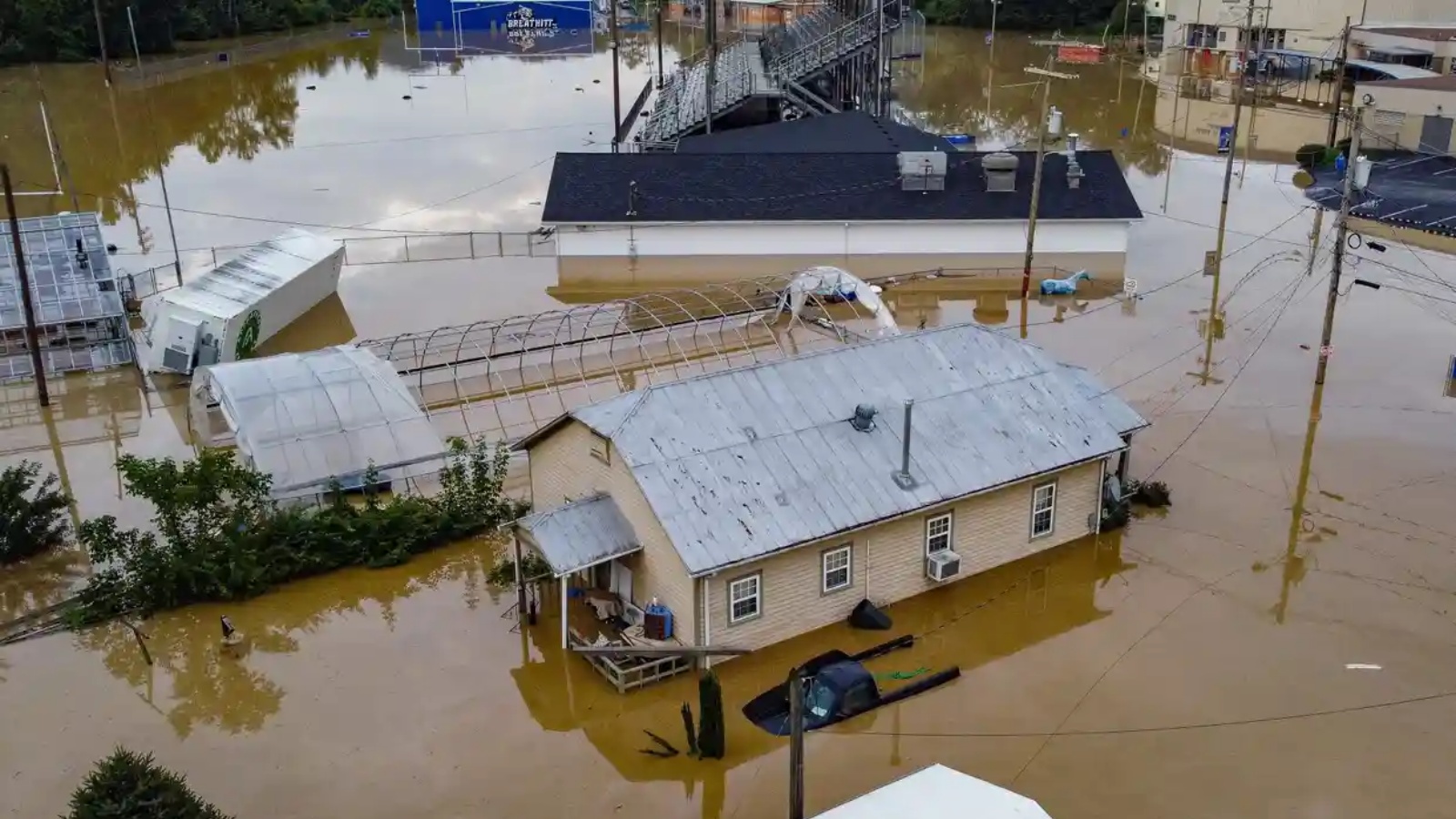 منظر جوي لمنازل غارقة تحت مياه الفيضانات