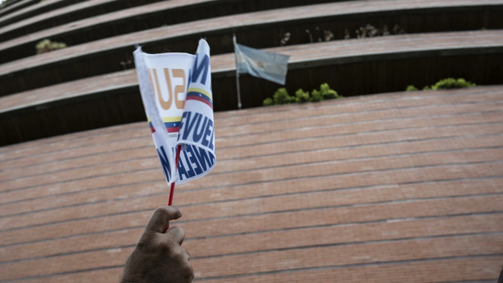 عمال شركة الخطوط الجوية الحكومية كونفياسا يحتجون خارج السفارة الأرجنتينية في كاراكاس
