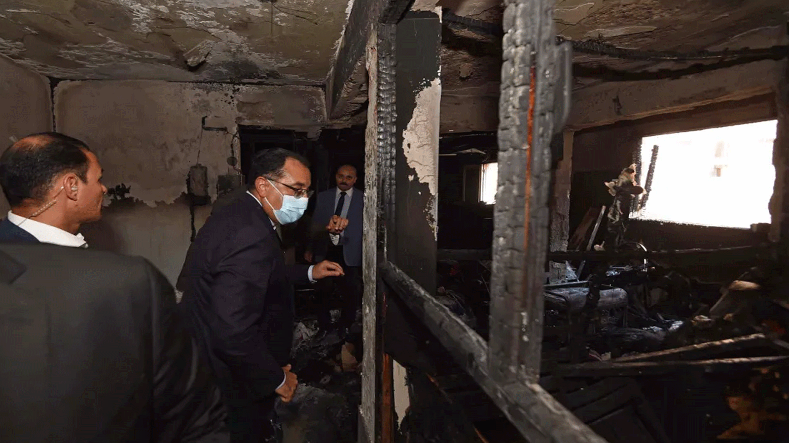 رئيس الوزراء المصري مصطفى مدبولي يزور الكنيسة بعد الحريق