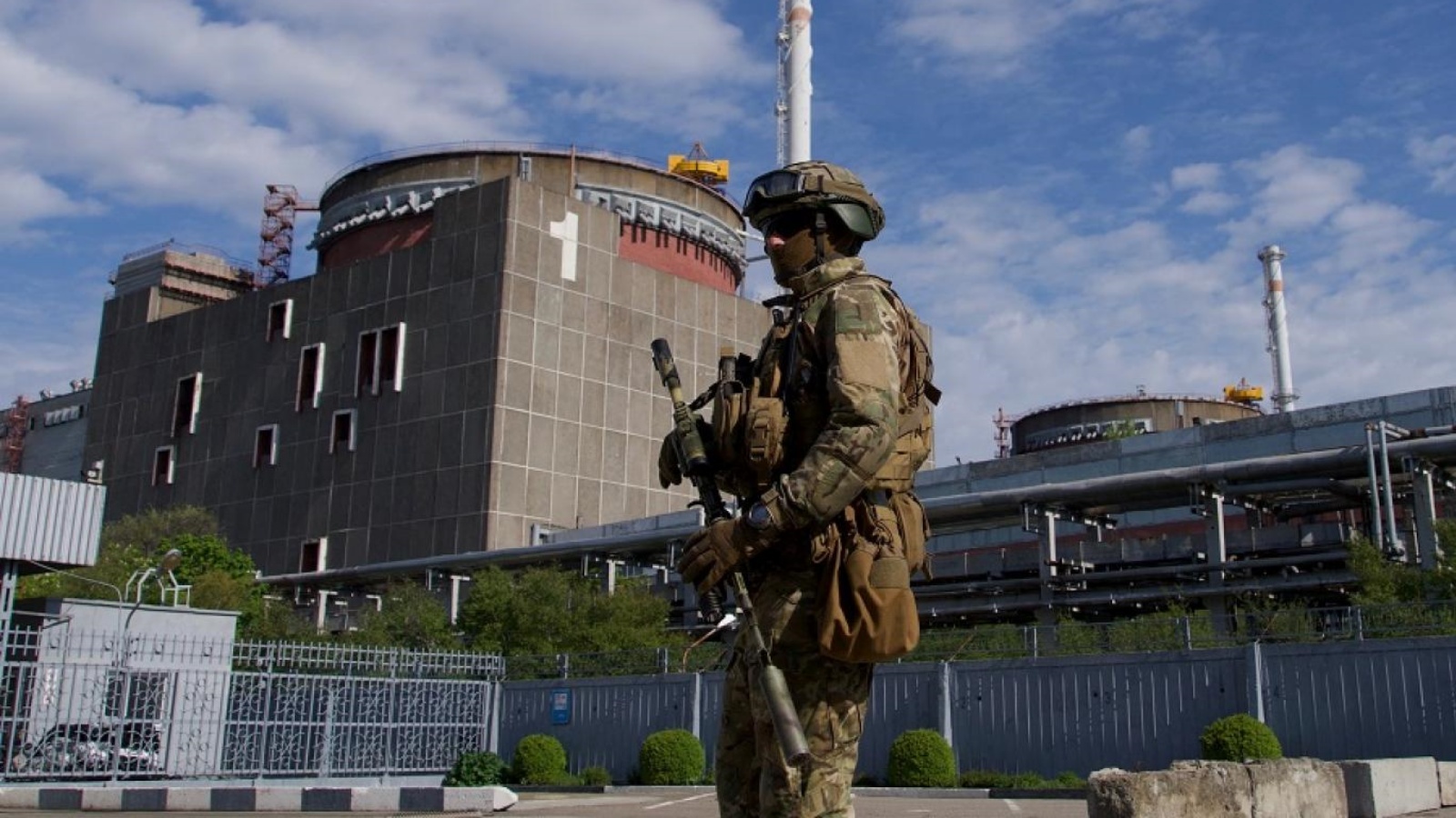 جندي في محيط محطة زابوروجيا، المحطة النووية الواقعة في جنوب أوكرانيا
