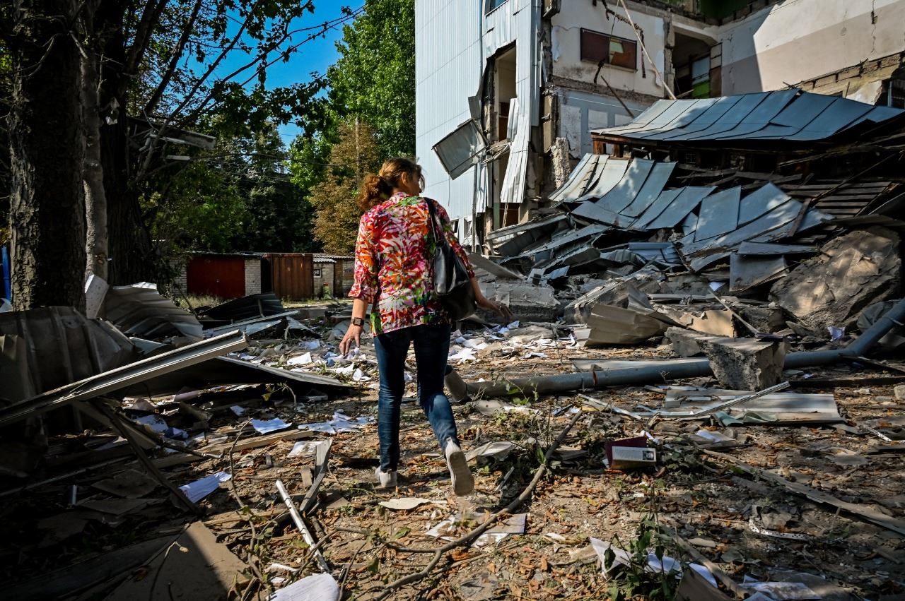  امرأة تمشي بين أنقاض أحد مباني جامعة خاركيف للبوليتكنيك، والذي دمرته ضربة صاروخية روسية في خاركيف في 19 أغسطس 2022