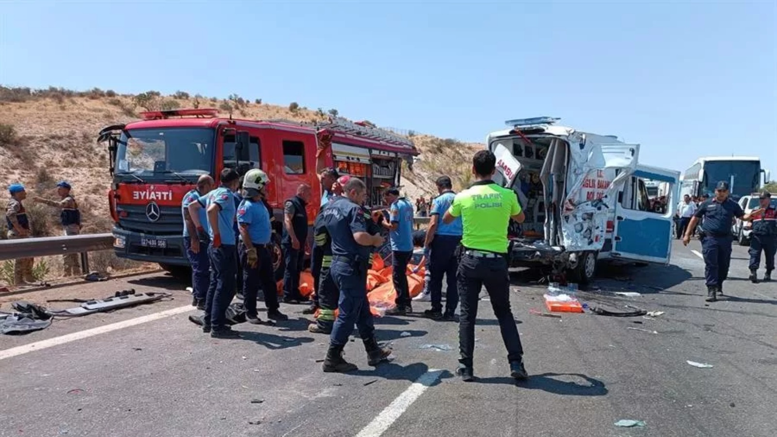حادث سير بين سيارة إسعاف وحافلة في جنوب شرق تركيا