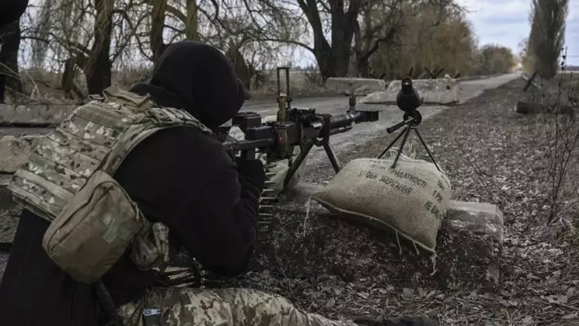 جندي أوكراني يستهدف مواقع روسية خارج مدينة بروفاري، شرق كييف، في 9 مارس