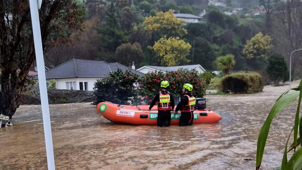 يعمل موظفو الطوارئ في مياه الفيضانات من نهر مايتاي الفائض في وسط نيلسون في الجزيرة الجنوبية في نيوزيلندا.