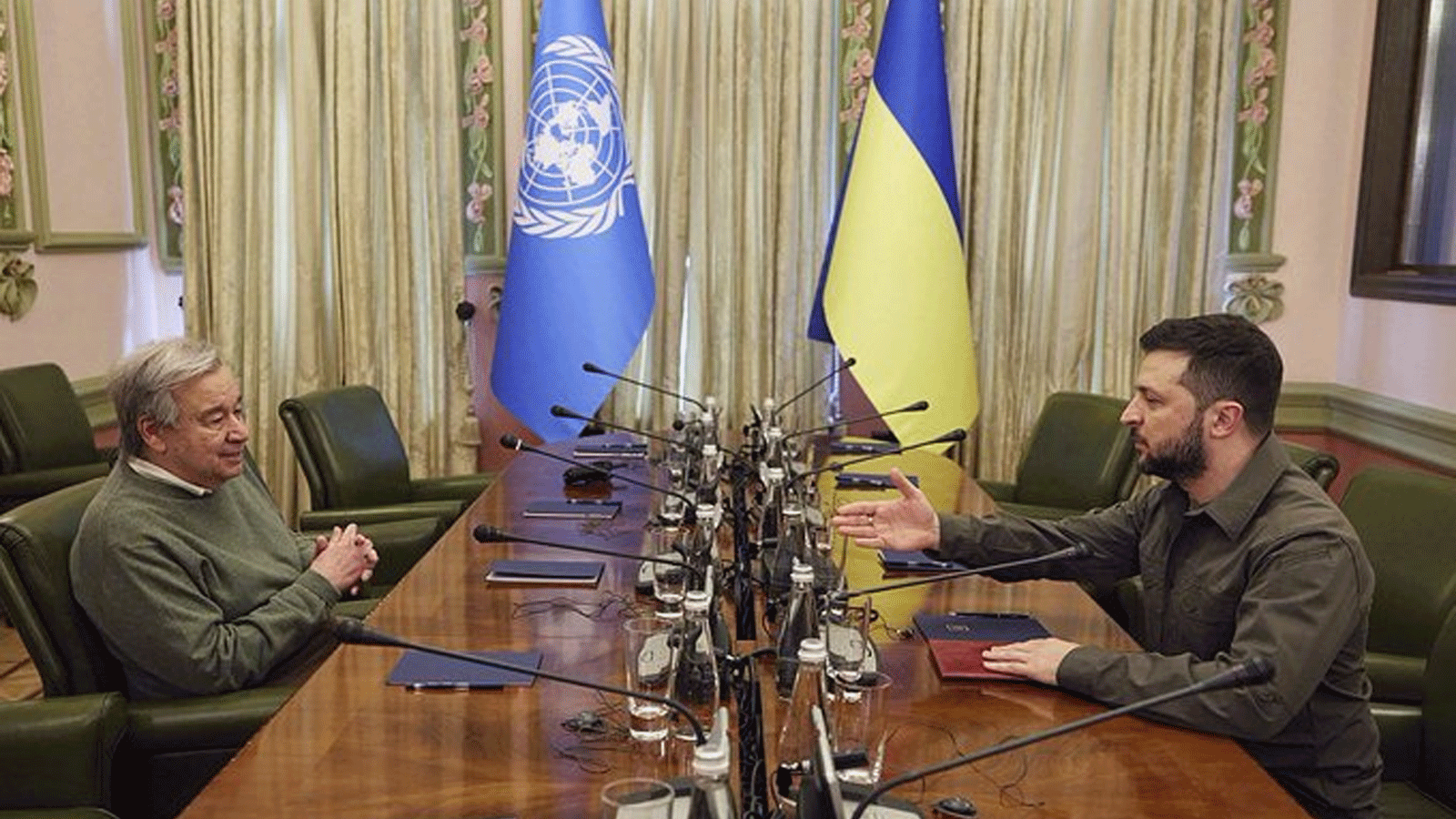 الأمين العام للأمم المتحدة أنطونيو غوتيريش مجتمعاً مع الرئيس الأوكراني فولديمير زيلينسكي