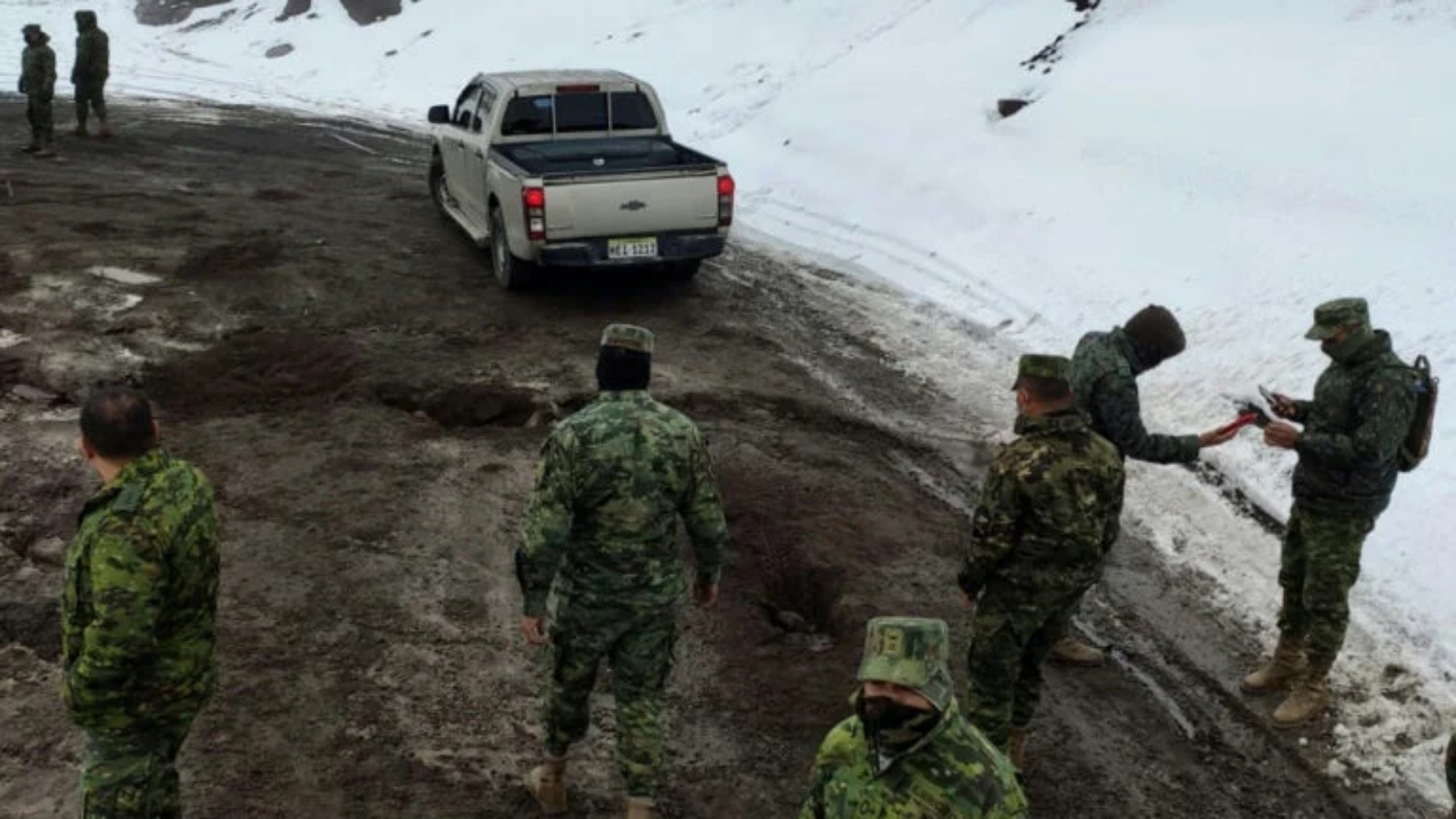 صورة نشرها المكتب الصحفي لخدمة الأمن المتكاملة في الإكوادور (ECU911) تظهر أفرادًا عسكريين يستعدون لبدء عملية إنقاذ بعد الانزلاق الجليدي في بركان تشيمبورازو في 24 أكتوبر 2021