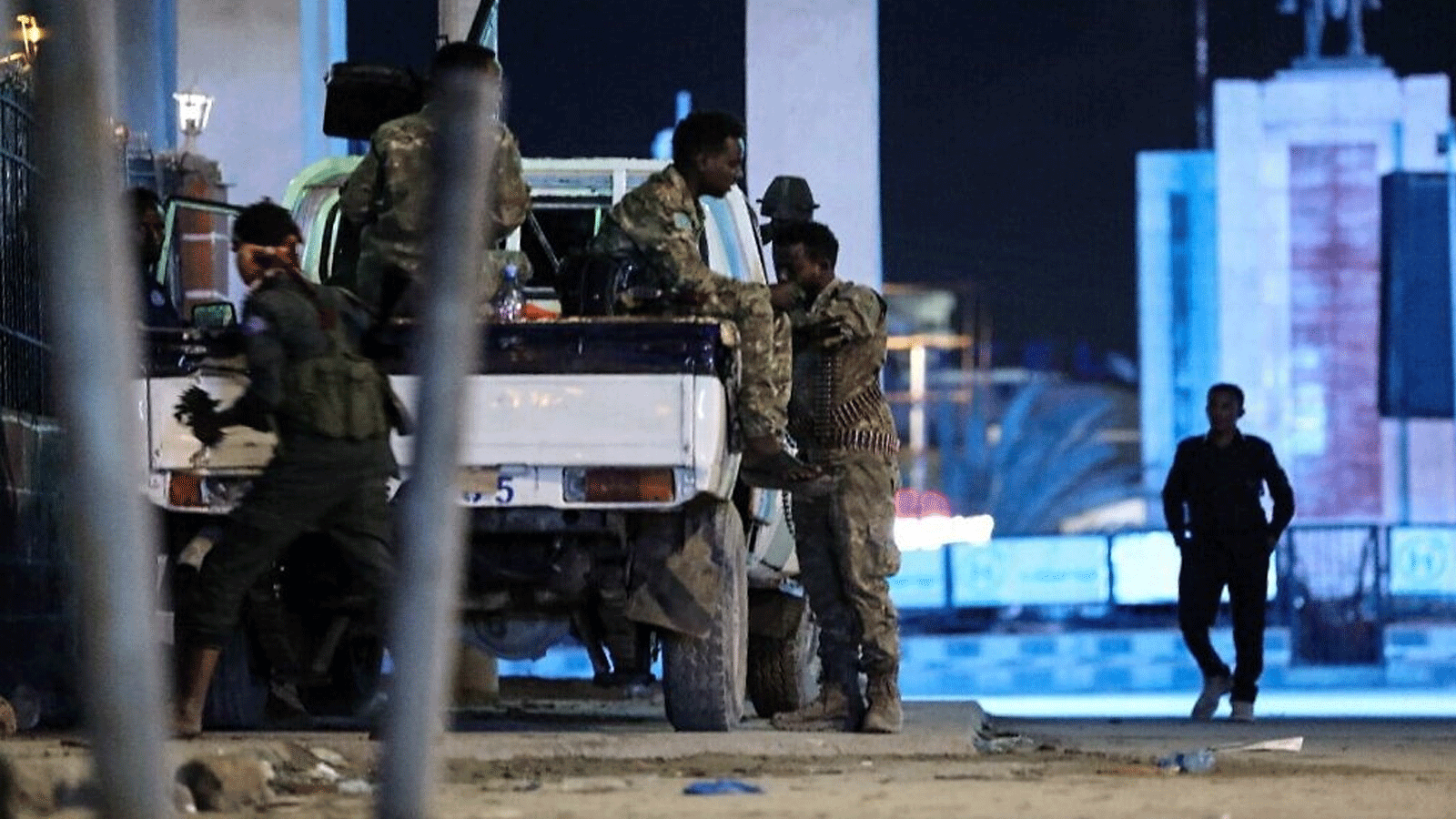دورية لقوات الأمن بالقرب من فندق الحياة بعد هجوم شنه مقاتلو الشباب في مقديشو في 20 آب\أغسطس 2022.