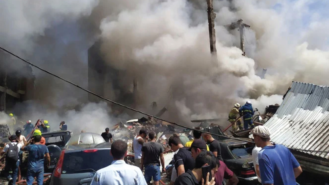 الدخان متصاعد من موقع الانفجار في أحد أحياء العاصمة الأرمينية يريفان الأحد 14 أغسطس 2022