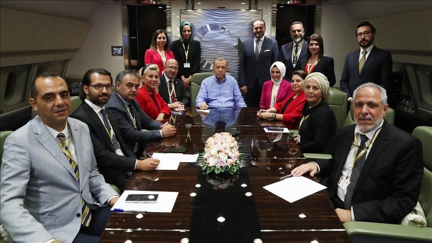 صورة وزعتها وكالة الأناضول الرسمية للقاء أردوغان مع الصحفيين على متن طائرته
