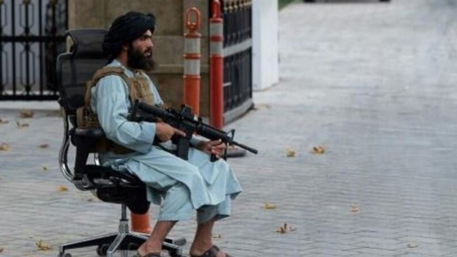 أحد مقاتلي طالبان أثناء الخدمة في كابول في 13 آب/أغسطس 2022