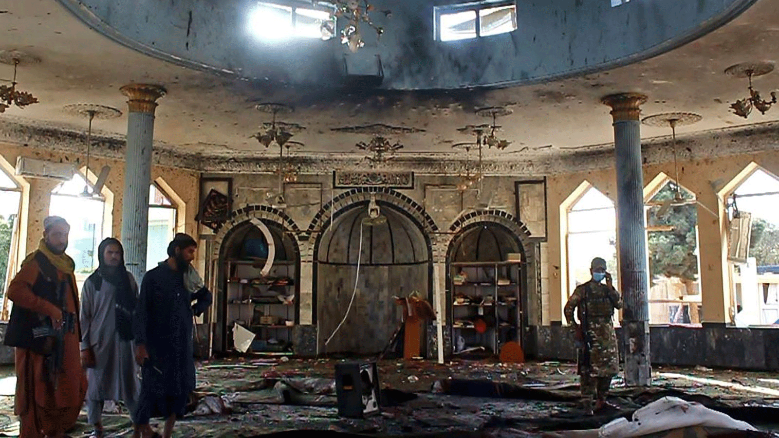 صورة أرشيفية لمقاتلي طالبان يحققون داخل مسجد شيعي بعد هجوم انتحاري في قندز ، 8 أكتوبر 2021.