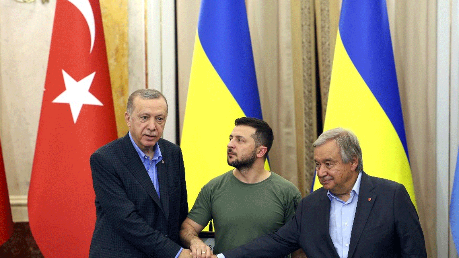الرئيس الأوكراني فولوديمبر زيلينسكي يتوسط الامين العام للأمم المتحدة أنطونيو غوتيريش والرئيس التركي رجب طيب إردوغان