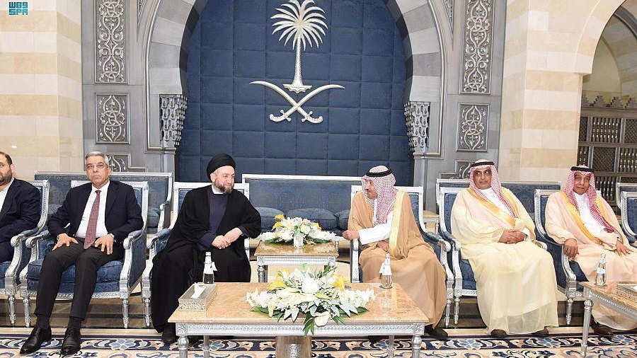 ائب وزير الخارجية السعودي وليد بن عبدالكريم الخريجي مستقبلا الحكيم في مطار جدة مساء الاربعاء 17 اغسطس 2022