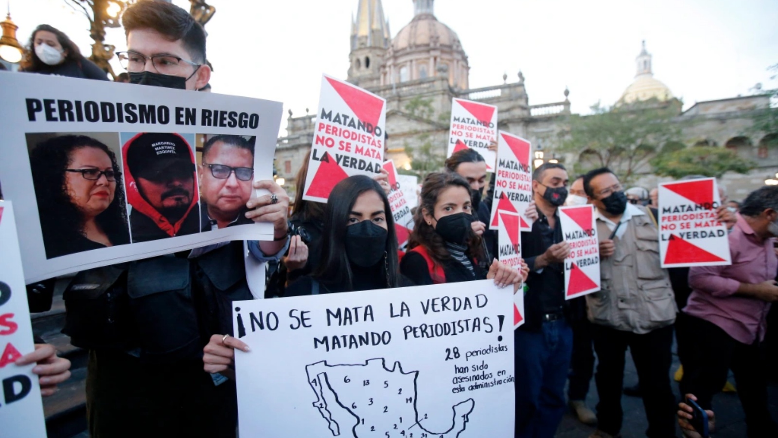 صحفيون في غوادالاخارا ، المكسيك ، يحملون صورًا لورد مالدونادو ، ومارجريتو مارتينيز وخوسيه لويس جامبوا خلال احتجاجات عمت البلاد ضد مقتل الصحفيين الثلاثة.