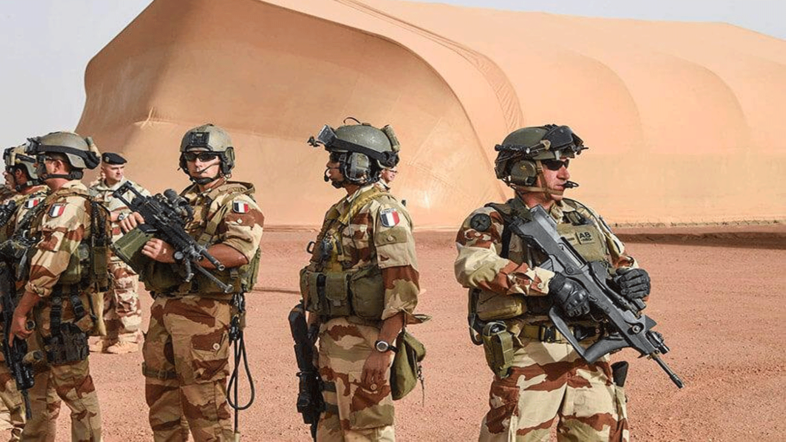 جنود فرنسيون من مفرزة عملية برخان في القاعدة الفرنسية في بلدة جاو شمال مالي
