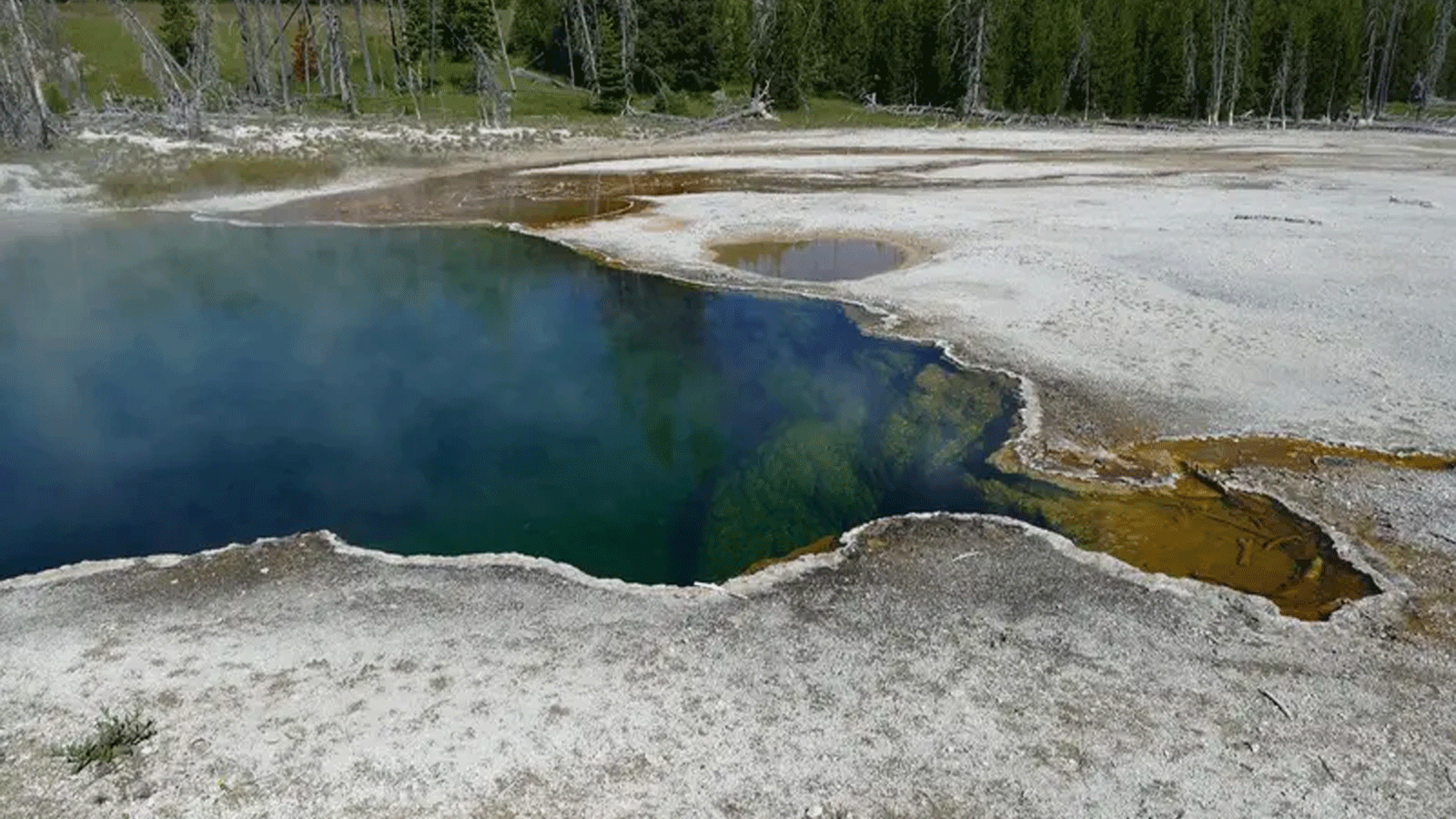 حوض Abyss في حديقة يلوستون الوطنية حيث تم العثور على قدم بشرية(تويتر)