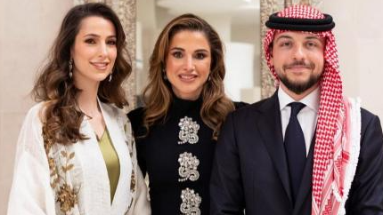 الملكة رانيا تتوسط الأمير الحسين ورجوة آل سيف 