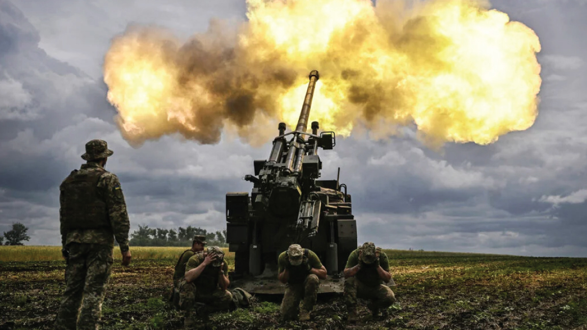 بطارية مدفعية أوكرانية تدك مواقع الجيش الروسي في شرق البلاد