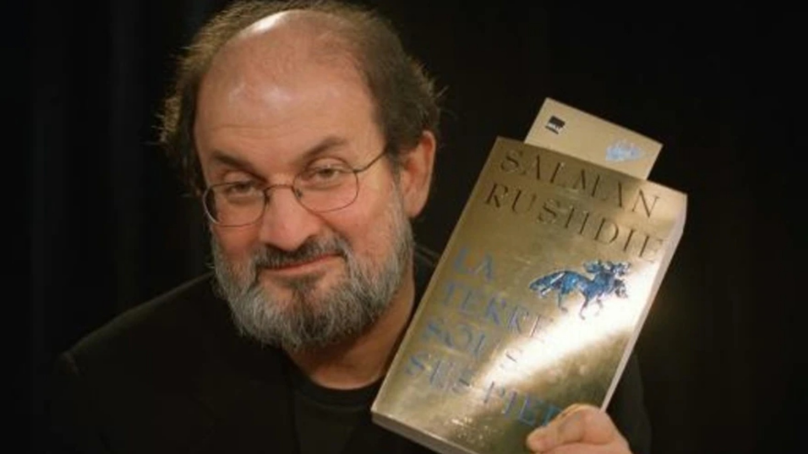 الكاتب البريطاني سلمان رشدي يقدم روايته 