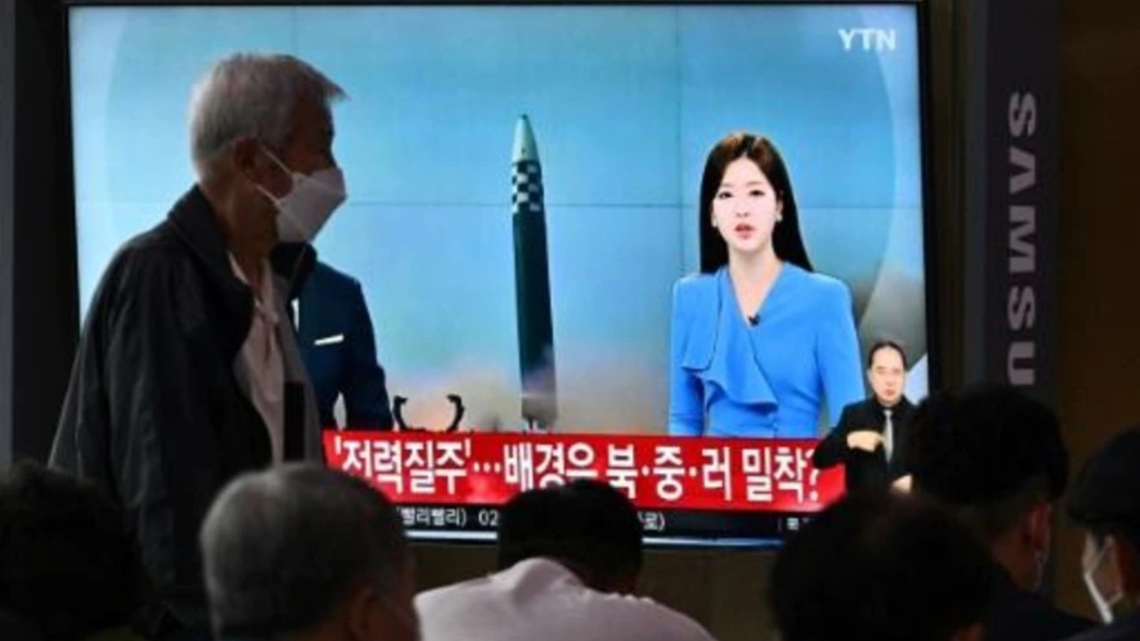 شاشة تعرض نشرة إخبارية تتخللها مشاهد من الأرشيف لتجرية صاروخية كورية شمالية في محطة للقطارات في سيول في 5 يونيو 2022 