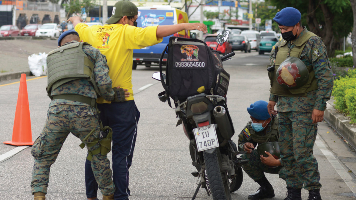 رجال شرطة يفتشون رجلا خلال عملية أمنية في حي Sauces 6 في غواياكيل ، الإكوادور ، في 24 يناير 2022. وبسبب ارتفاع معدلات الجريمة، أمر الرئيس الإكوادوري غييرمو لاسو الجيش بالقيام بدوريات في غواياكيل.