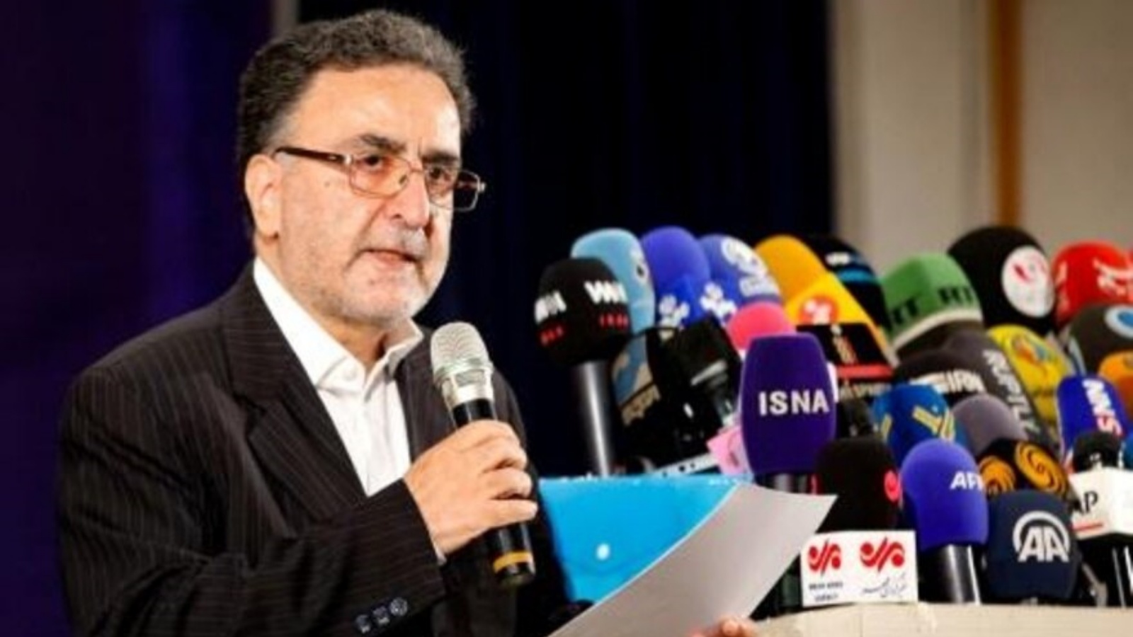  السياسي الإصلاحي مصطفى تاج زاده يتحدث للصحافيين بعد تقدّمه بطلب ترشح للانتخابات الرئاسية الإيرانية في 14 مايو 2021