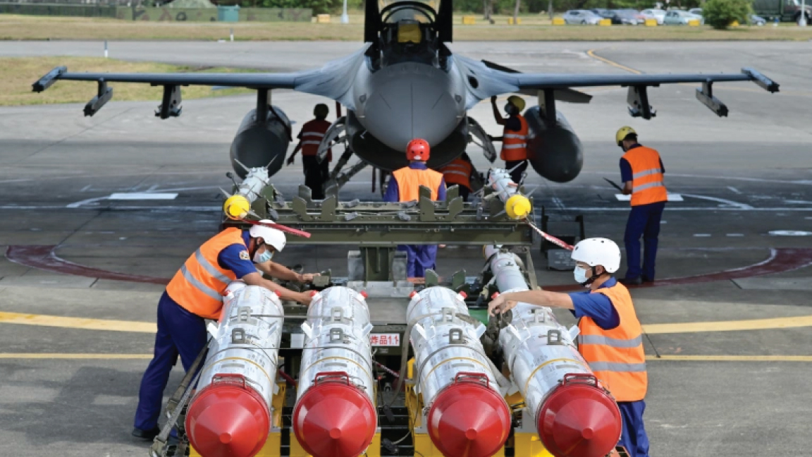 طاقم أرضي تابع للقوات الجوية التايوانية يحمل صواريخ Harpoon AGM-84 المضادة للسفن أميركية الصنع أمام طائرة مقاتلة من طراز F-16V في قاعدة هوالين الجوية في 17 أغسطس 2022