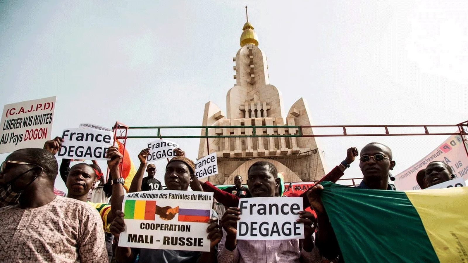 تظاهرة لمحتجين يطالبون بخروج الجيش الفرنسي من مالي
