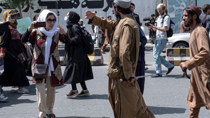 مقاتلو طالبان يسيرون وهم يطلقون النار في الهواء لتفريق المتظاهرات الأفغانيات في كابول في 13 أغسطس 2022