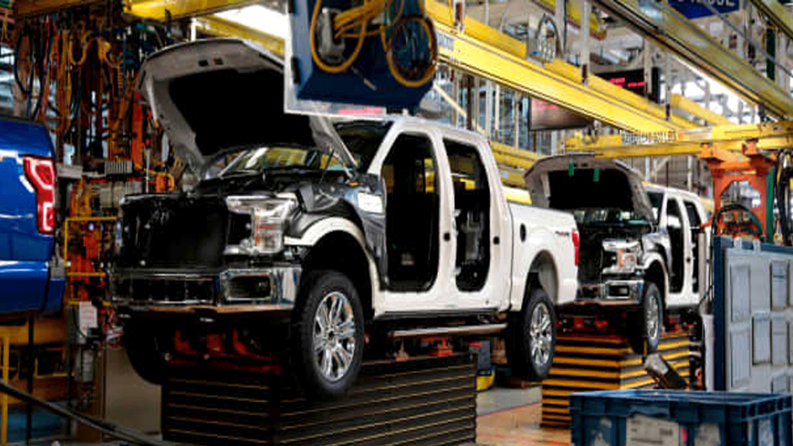 صورة لشاحنات Ford 2018 و 2019 F-150 على خط التجميع في مجمع Rouge التابع لشركة Ford Motor Company التُقِطَت في 27 سبتمبر 2018 في ديربورن ، ميشيغان.