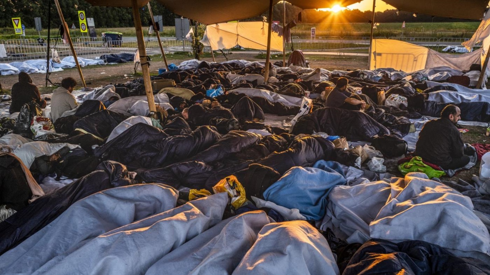 المئات من طالبي اللجوء خارج البوابة في مركز تقديم الطلبات في تير أبيل في 25 أغسطس 2022