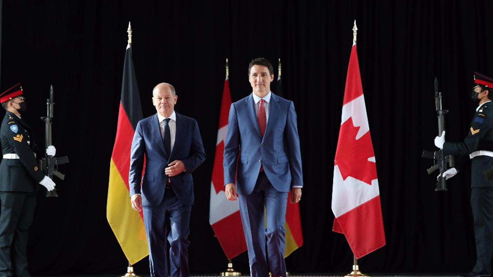 رئيس الوزراء الكندي جاستن ترودو يتوجه الى المؤتمر الصحافي الذي عقده مع المستشار الألماني أولاف شولتس في مونتريال