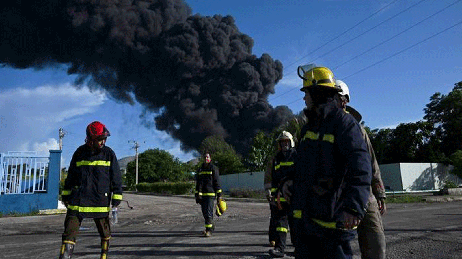 فرق الإطفاء تحاول وقف انتشار الحريق إلى المزيد من خزانات النفط