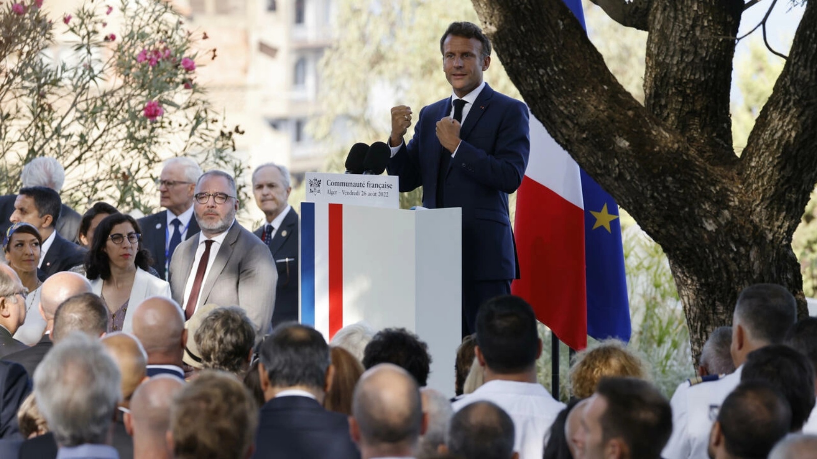 الرئيس الفرنسي إيمانويل ماكرون يختتم زيارة استغرقت ثلاثة أيام للجزائر تهدف إلى إصلاح العلاقات مع المستعمرة الفرنسية السابقة، والتي تصادف هذا العام الذكرى الستين لاستقلالها.
