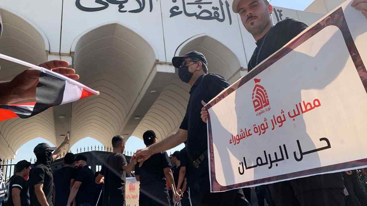 انصار الصدر رافعين مطاليبهم لدى اعتصامهم امام مبنى القضاء الاعلى الثلاثاء 23 اغسطس 2022 قبل ان يسنهي اعتصامهم عصر اليوم