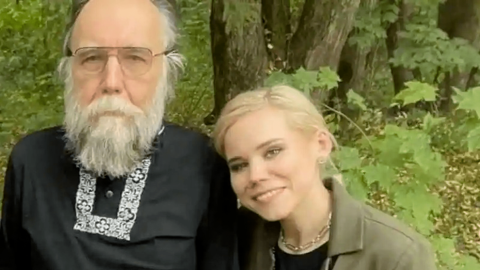 داريا ابنة الكاتب أليكسادير دوغين، الكاتب الروسي المتشدد المقرب من الرئيس فلاديمير بوتين، قُتلت في انفجار سيارة مفخخة على مشارف موسكو.
