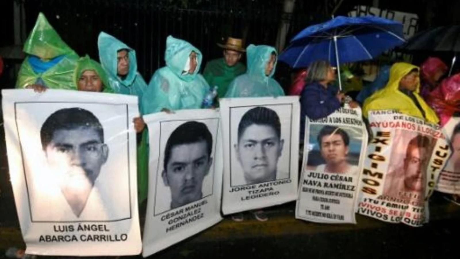 أقرباء 43 طالبا فقدوا في ايوتزينابا يتظاهرون أمام مقر الرئيس المكسيكي في 24 ديسمبر 2014 