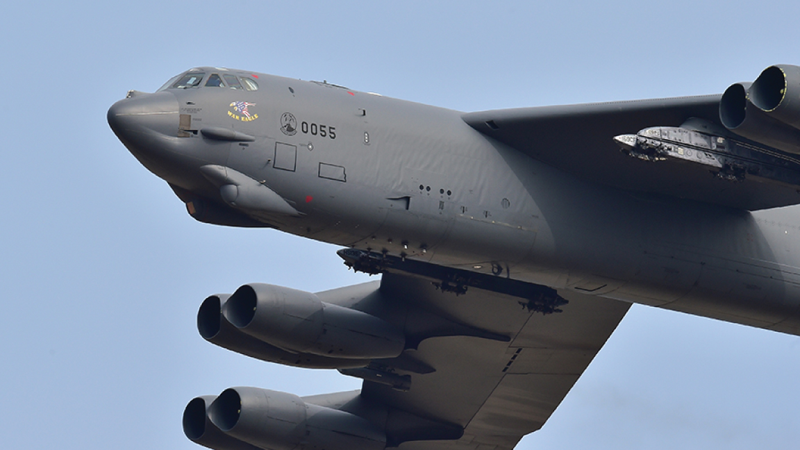قاذفة قنابل أمريكية من طراز B-52 Stratofortress تحلق فوق قاعدة أوسان الجوية في بيونغ تايك ، جنوب سيول ، في عام 2016 في استعراض للقوة ضد كوريا الشمالية.