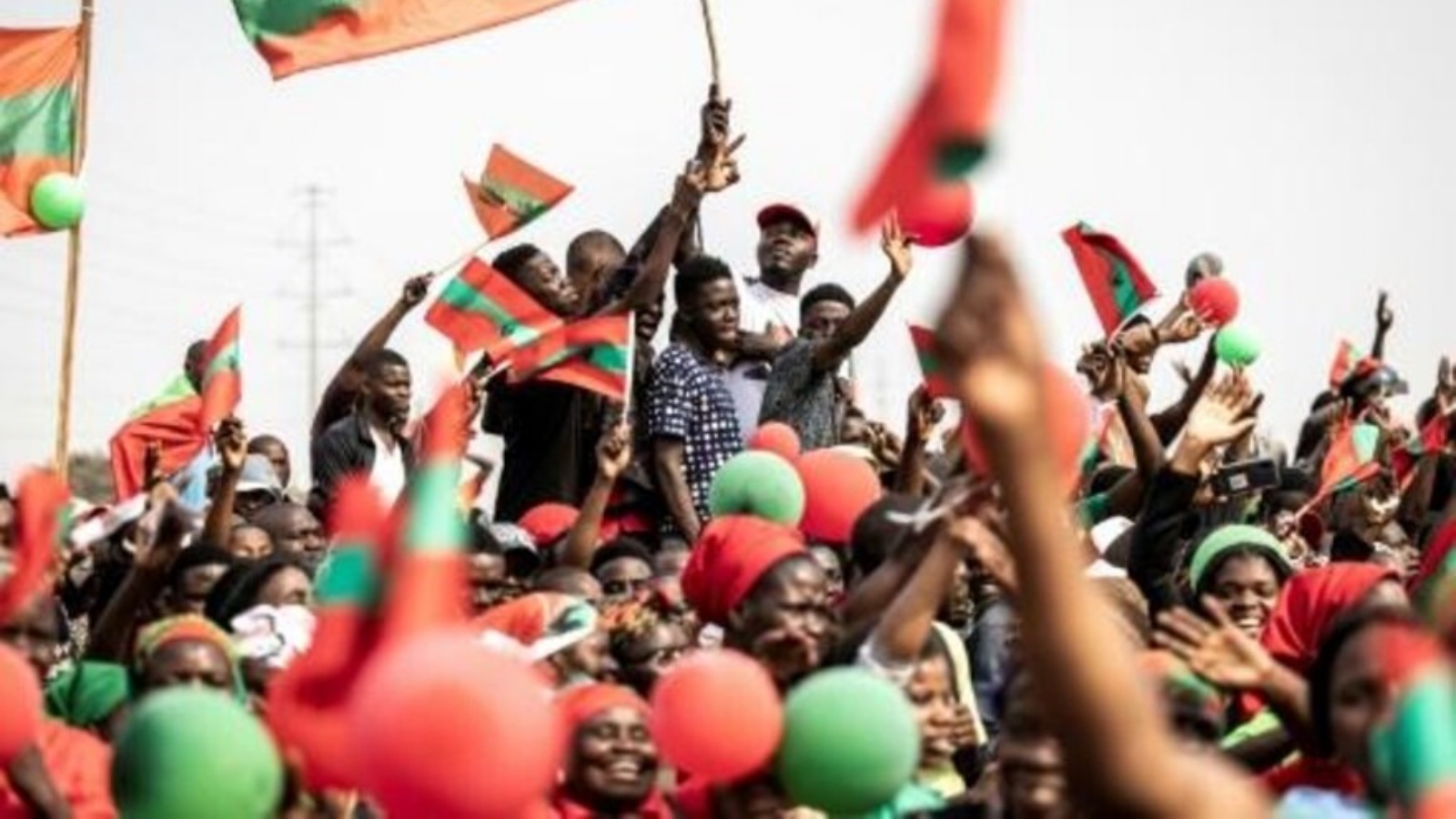 مناصرون لحزب أونيتا، أكبر أحزاب المعارضة في أنغولا، يلوّحون بأعلام حزبهم في تجمّع انتخابي في العاصمة لواندا في 22 أغسطس 2022