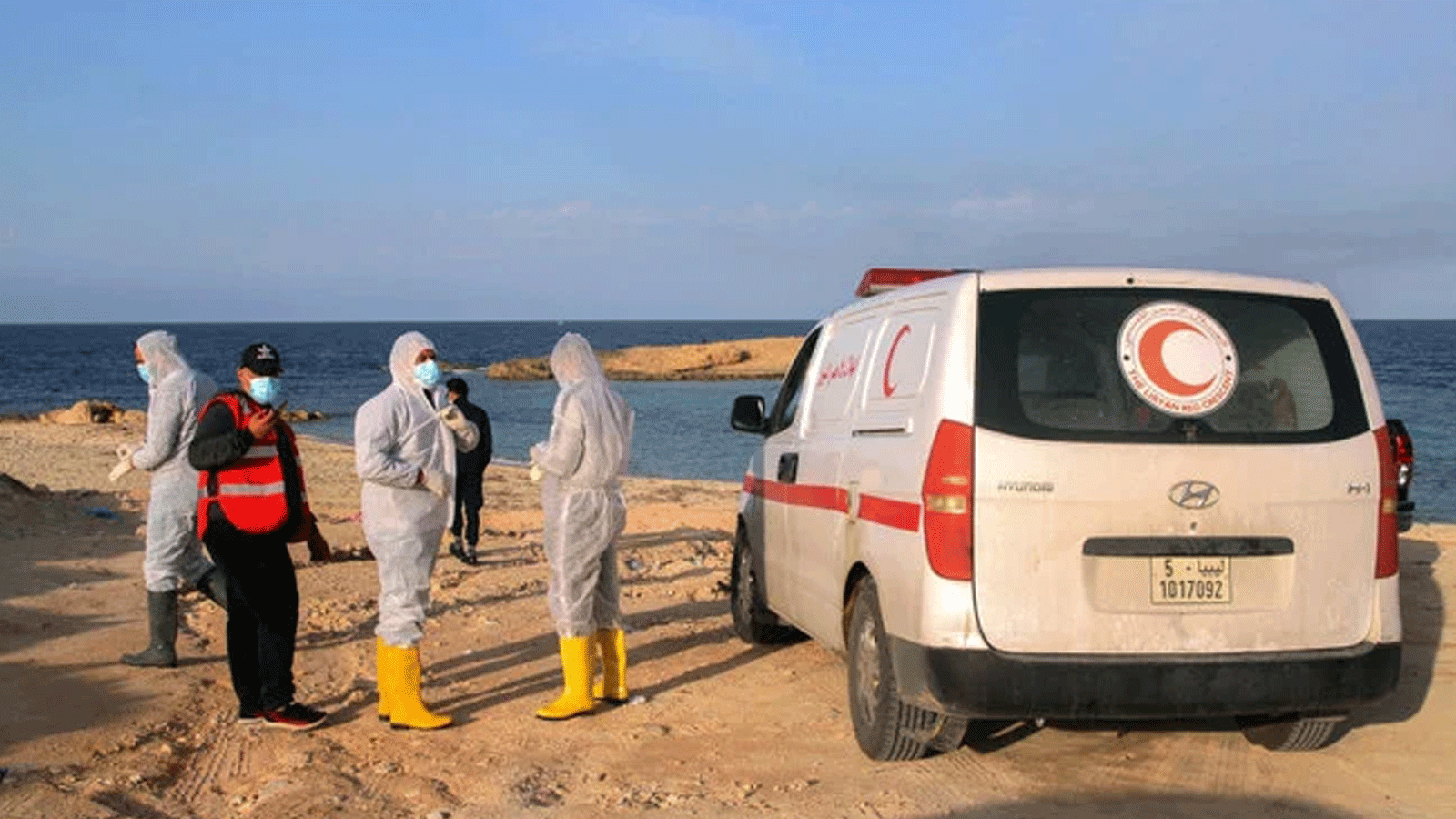 صورة أرشيفية لفرق الهلال الأحمر الليبي تنتشل جثث مهاجرين وتعثر على جرحى في موقعين مختلفين على شواطئ الألوس.