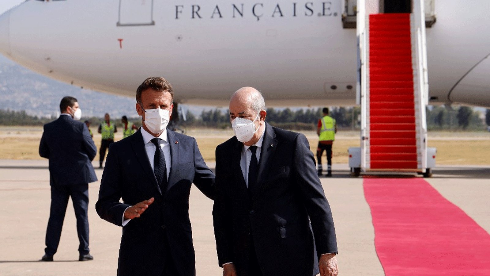 الرئيس الجزائؤي عبدالمجيد تبون يستقبل الرئيس الفرنسي إيمانويل ماكرون في المطار