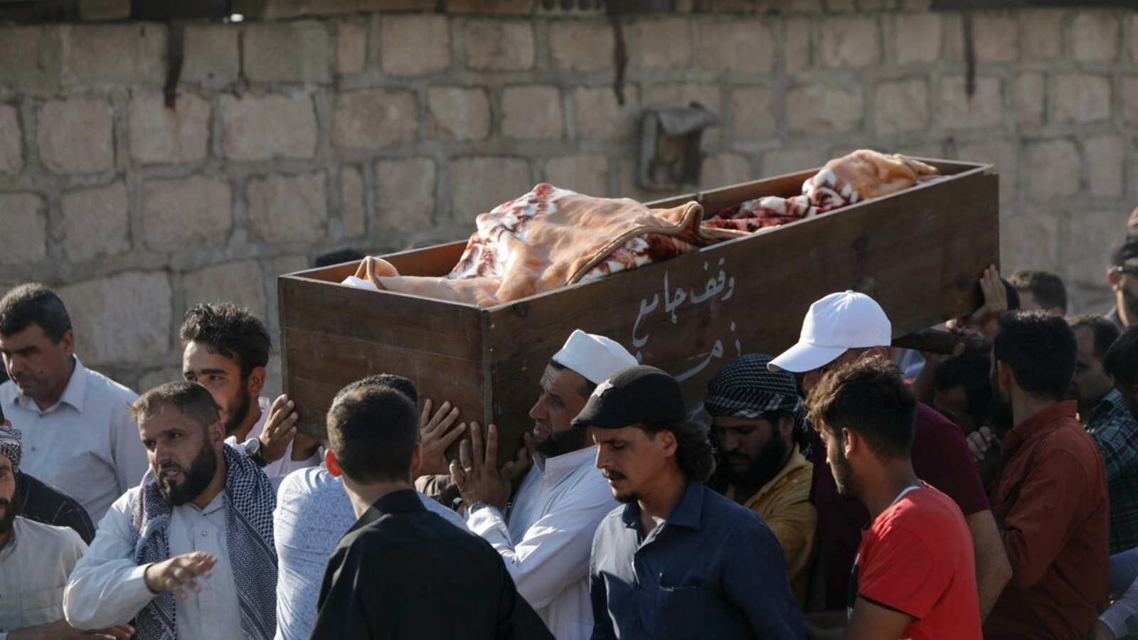 صورة ملتقطة في 19 أغسطس 2022 من مراسم تشييع ضحايا قصف مدفعي شنته قوات النظام السوري على مدينة الباب عند الحدود مع تركيا