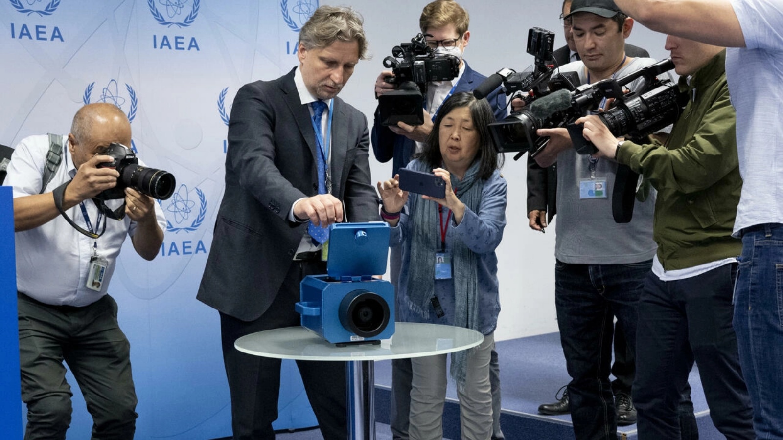 مراسلو وسائل الإعلام يشاهدون عرضاً لكاميرا المراقبة المستخدمة في إيران خلال مؤتمر صحفي لرافاييل غروسي، المدير العام للوكالة الدولية للطاقة الذرية، في يونيو 2022