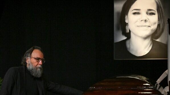 المنظر الروسي ألكسندر دوغين يحضر حفل وداع لابنته داريا دوجينا، التي قتلت في انفجار سيارة مفخخة الأسبوع السابق، في مركز تلفزيون أوستانكينو في موسكو في 23 أغسطس 2022 