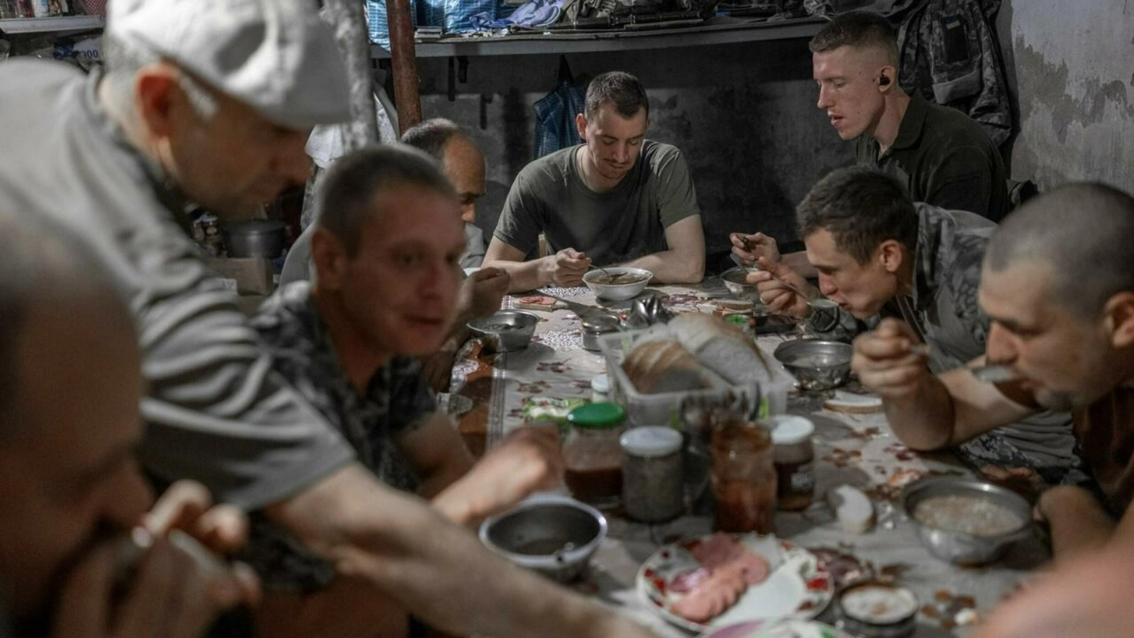 جنود أوكرانيين يتناولون الفطو داخل مخبئ أرضي بالقرب من جبهة القتال في جنوب البلاد. في 20 أغسطس 2022
