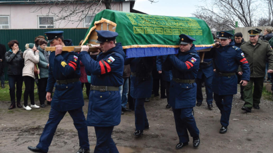 حرس الشرف يحضرون جنازة رستم زاريفولين، 26 عاما، الذي توفي وهو يقاتل من أجل روسيا في أوكرانيا، في كارا بالتا، قيرغيزستان، في 27 مارس 2022.