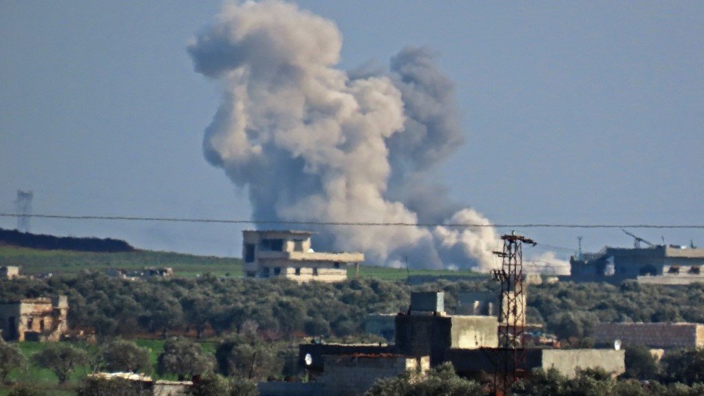 صورة من الأرشيف لدخان متصاعد من موقع إحدى الغارات التي استهدفت مواقع تابعة لميليشيات إيرانية في سوريا