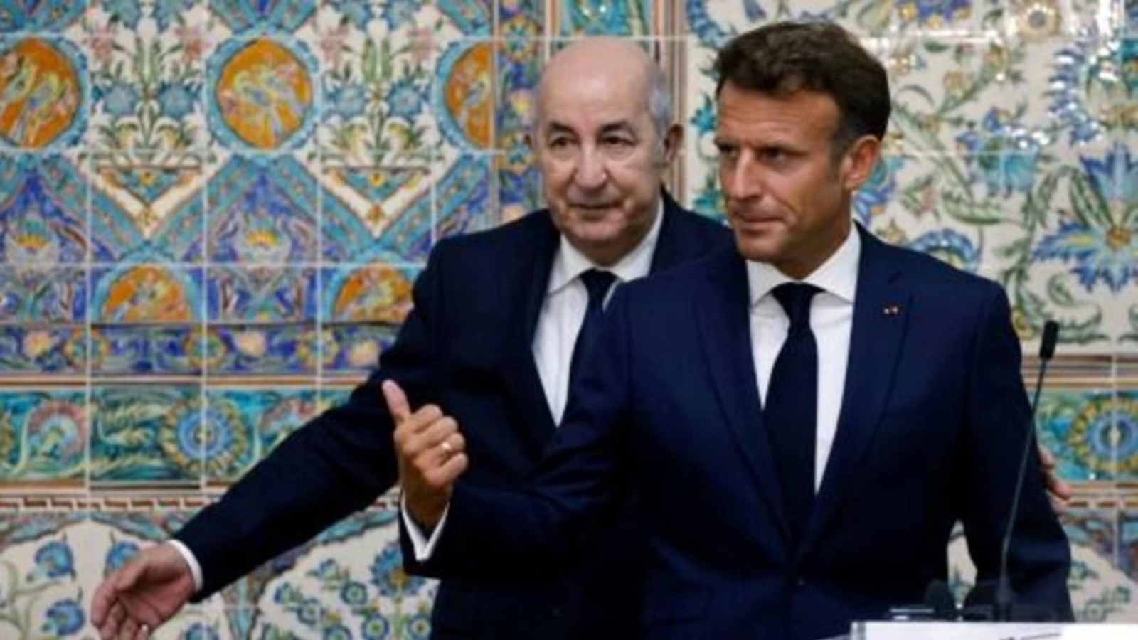 الرئيسان الجزائري عبد المجيد تبون والفرنسي إيمانويل ماكرون بعد مؤتمر صحافي في الجزائر في 25 أغسطس 2022 